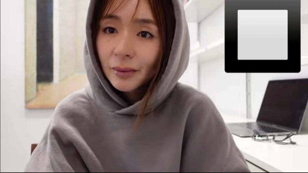 LON 舘かおりさん　TWO SIDE HOODIE