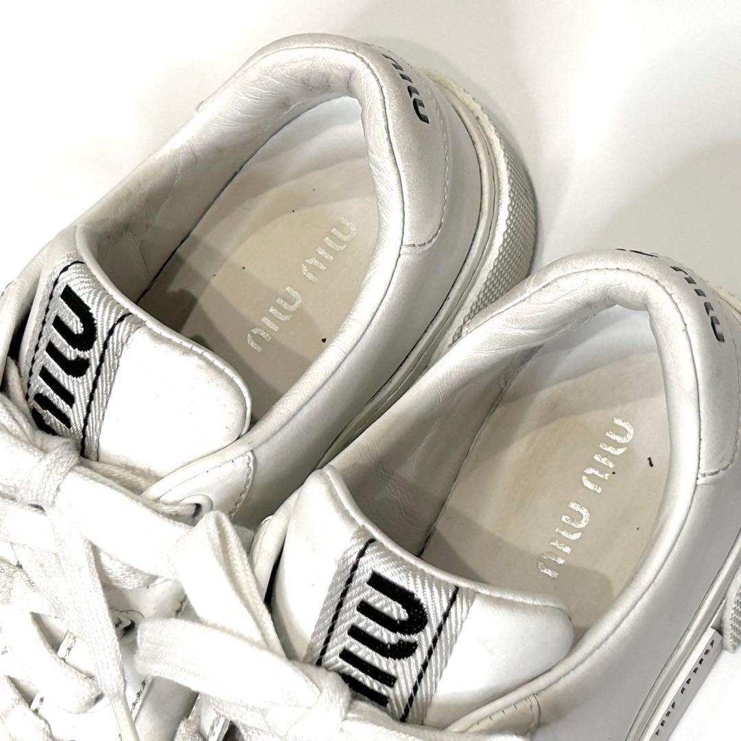 ミュウミュウ　レザースニーカー　22.5cm白　ホワイト　ロゴプレート　35.5