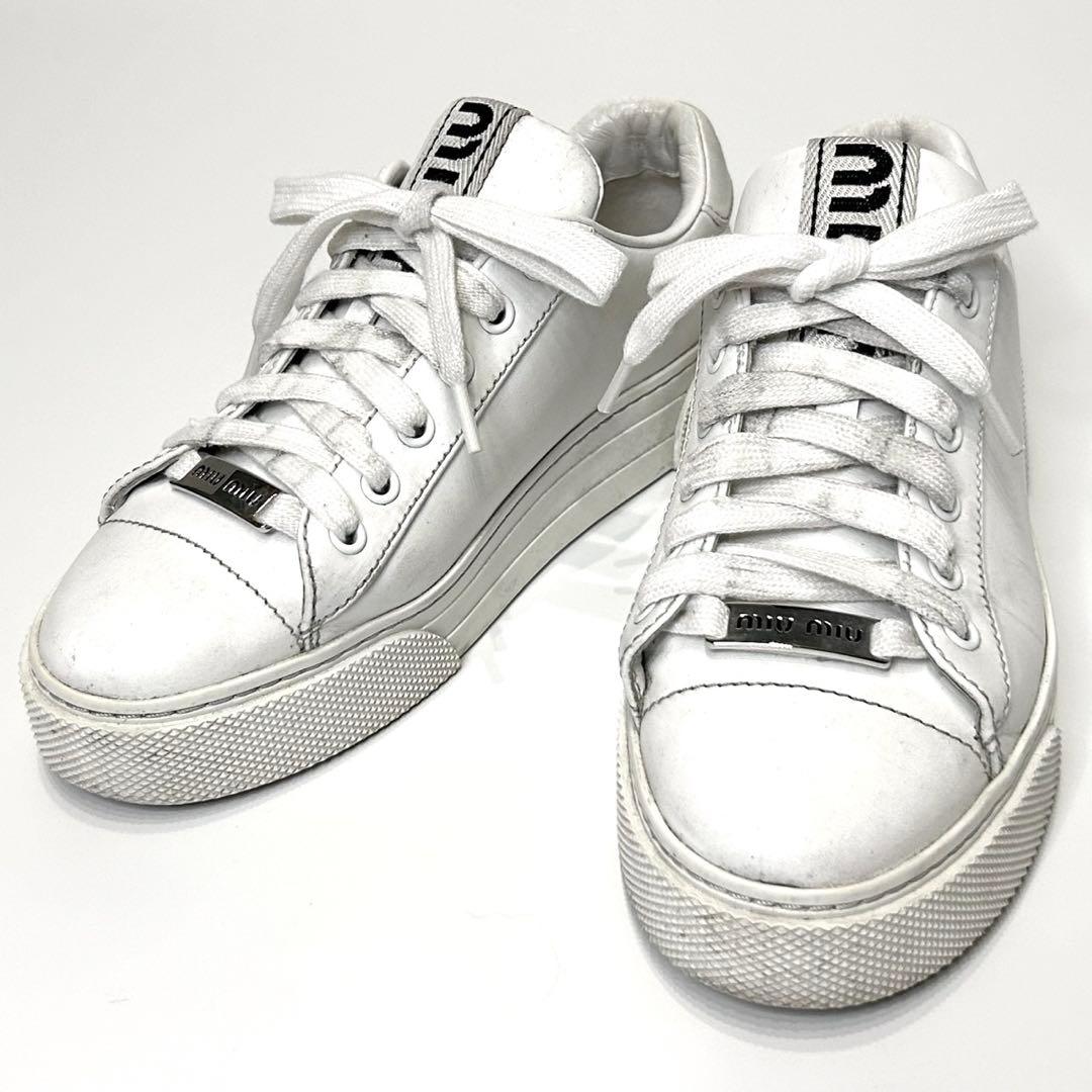 ミュウミュウ　レザースニーカー　22.5cm白　ホワイト　ロゴプレート　35.5