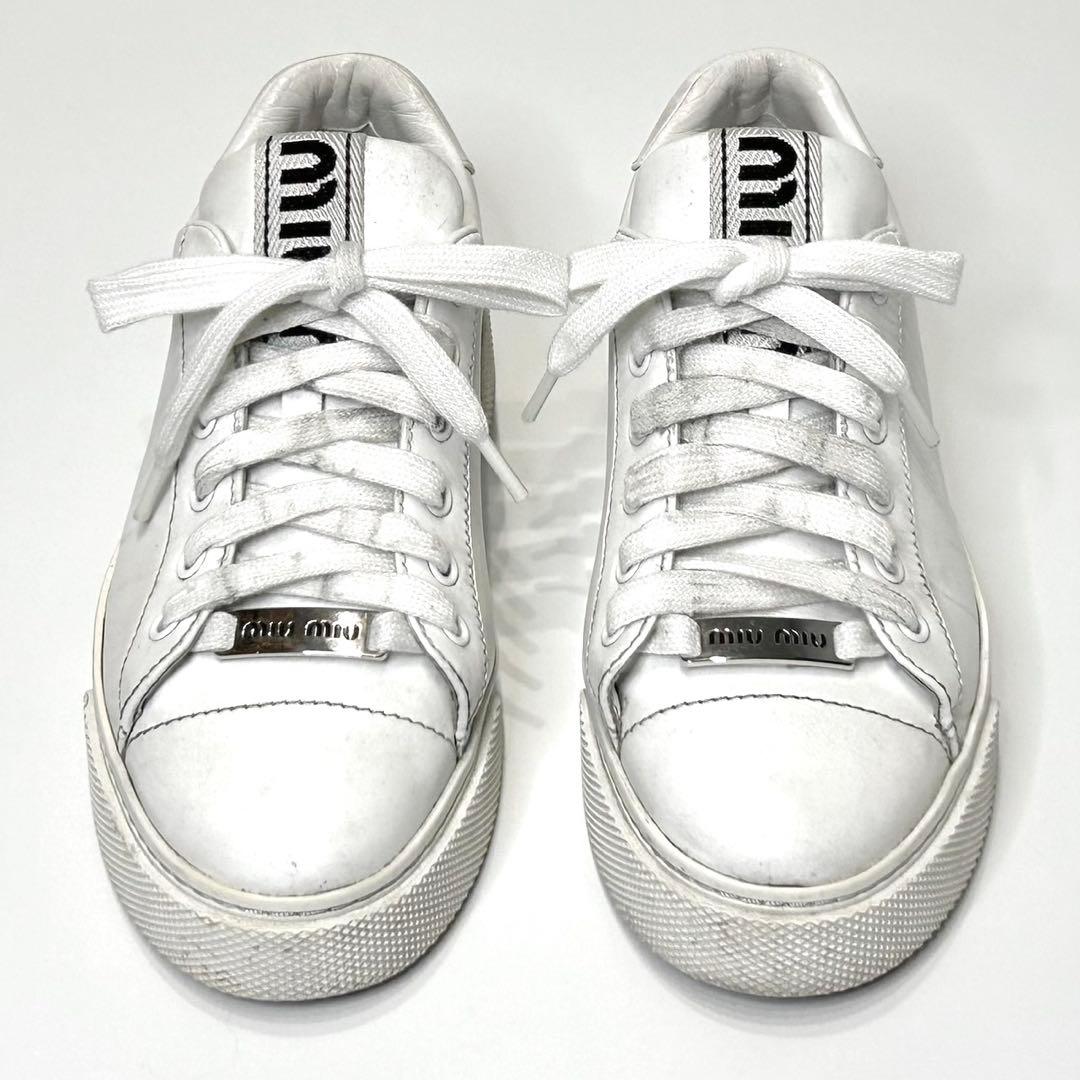 ミュウミュウ　レザースニーカー　22.5cm白　ホワイト　ロゴプレート　35.5