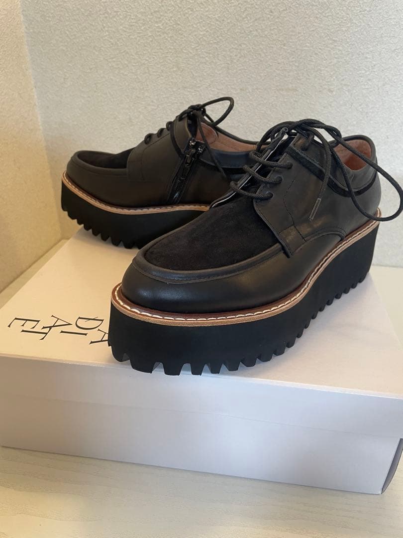 ラディエイト厚底　ソール　レザーシューズ ブラック　23.5cm