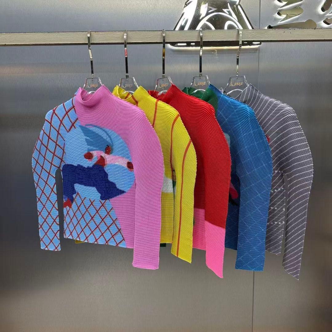 アートプリントプリーツハイネックカットソー　赤