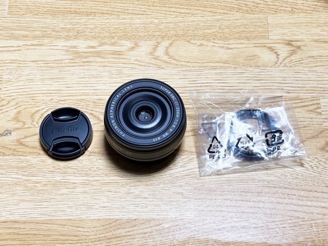 フジ　Fujinon XF 23mm F2.8 R WR レンズ　フード付