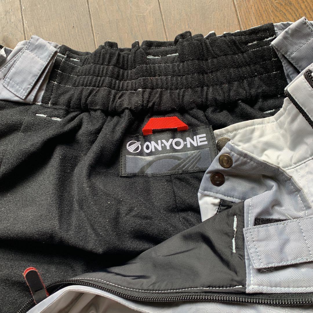 ONYONEスキーウェア　上下になります‼️