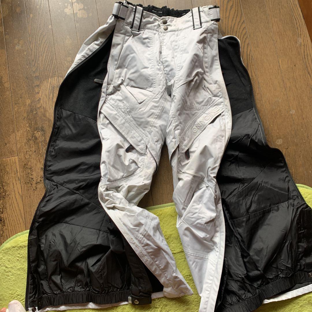 ONYONEスキーウェア　上下になります‼️