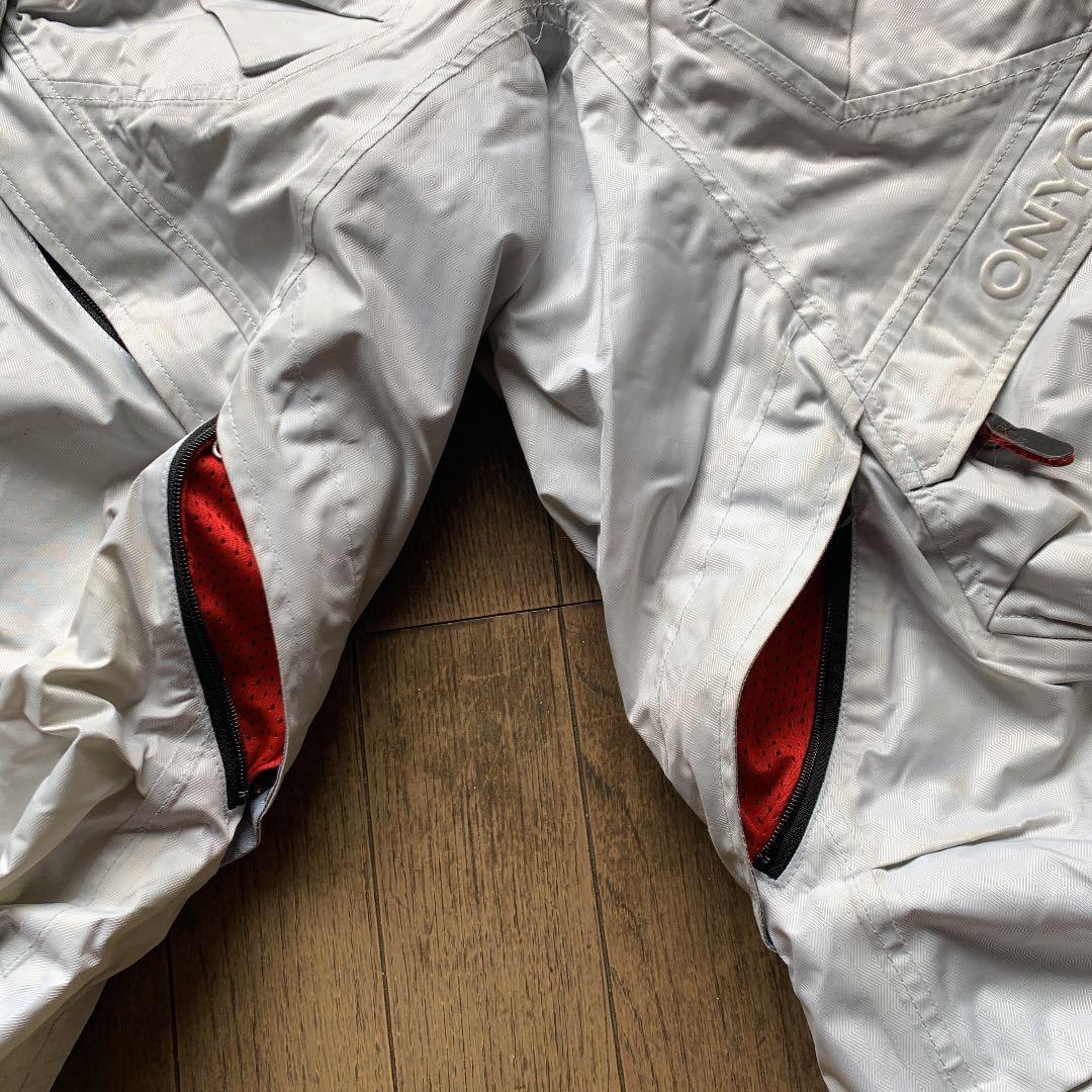 ONYONEスキーウェア　上下になります‼️