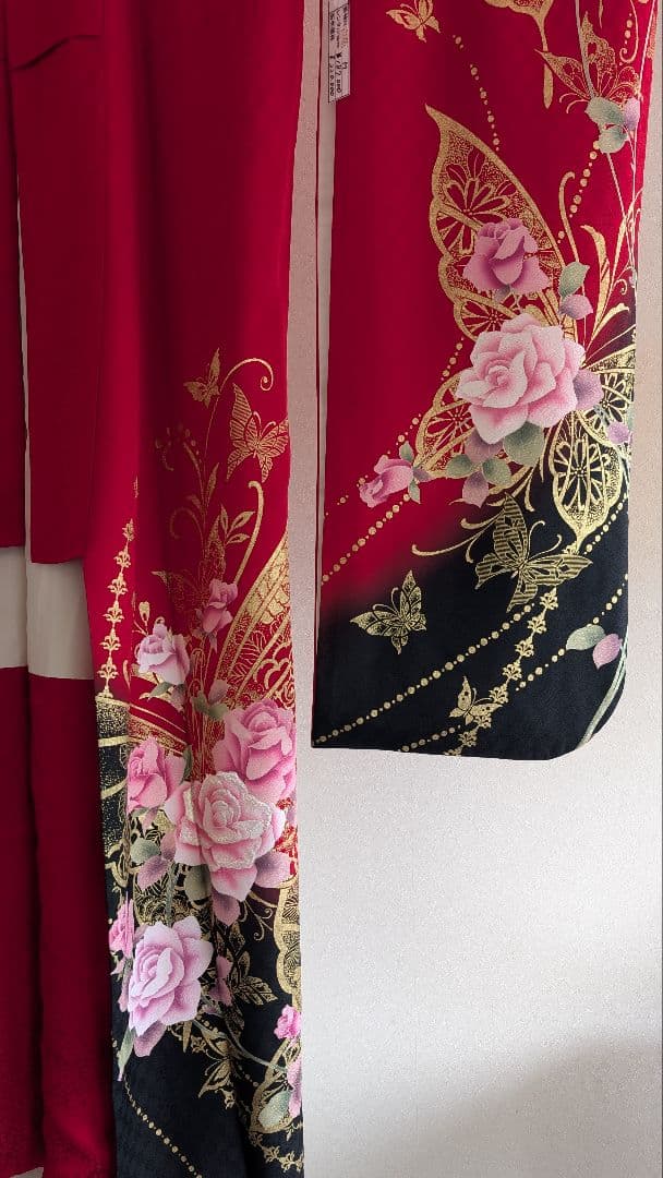 【美品】赤の振袖 蝶と花の刺繍158cm