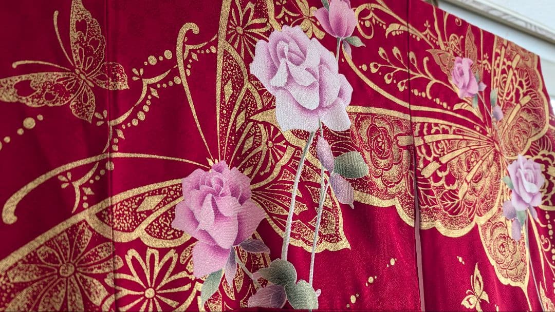 【美品】赤の振袖 蝶と花の刺繍158cm