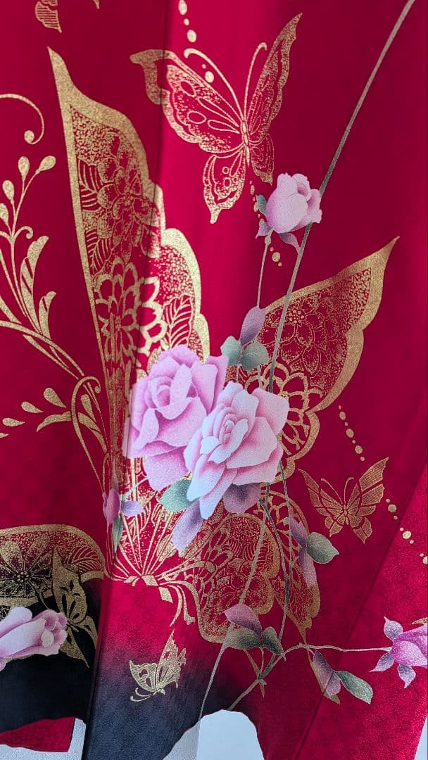 【美品】赤の振袖 蝶と花の刺繍158cm