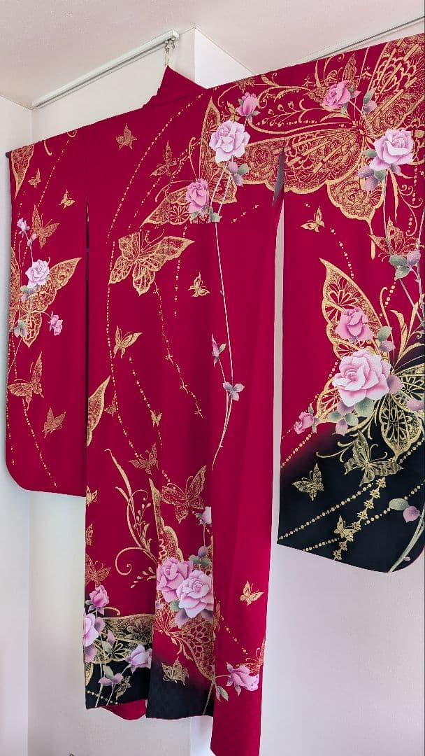 【美品】赤の振袖 蝶と花の刺繍158cm