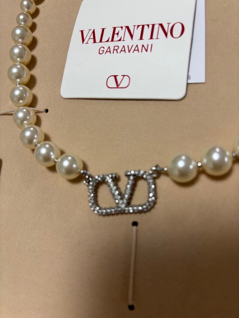 y！！送料無料！VALENTINO シグニチャー パール　Ｖロゴネックレス