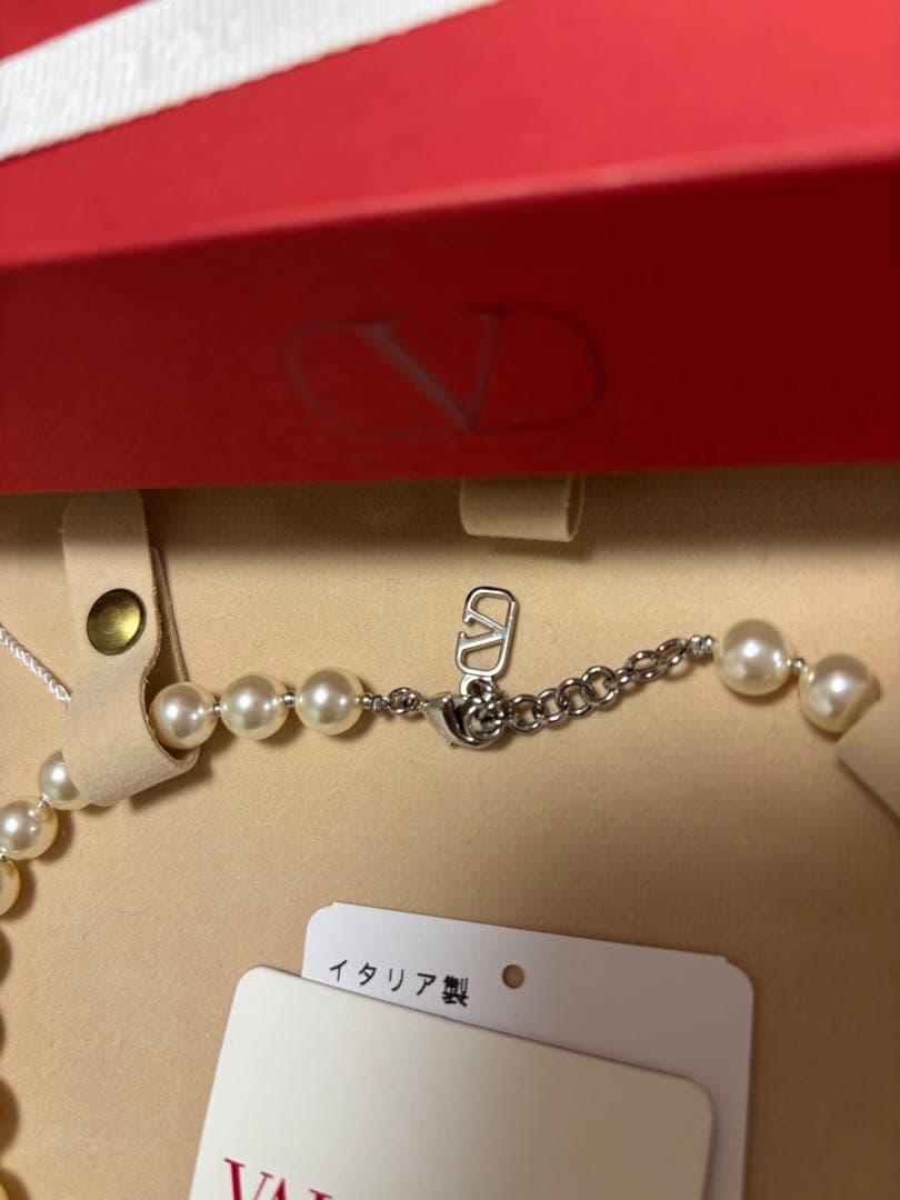 y！！送料無料！VALENTINO シグニチャー パール　Ｖロゴネックレス