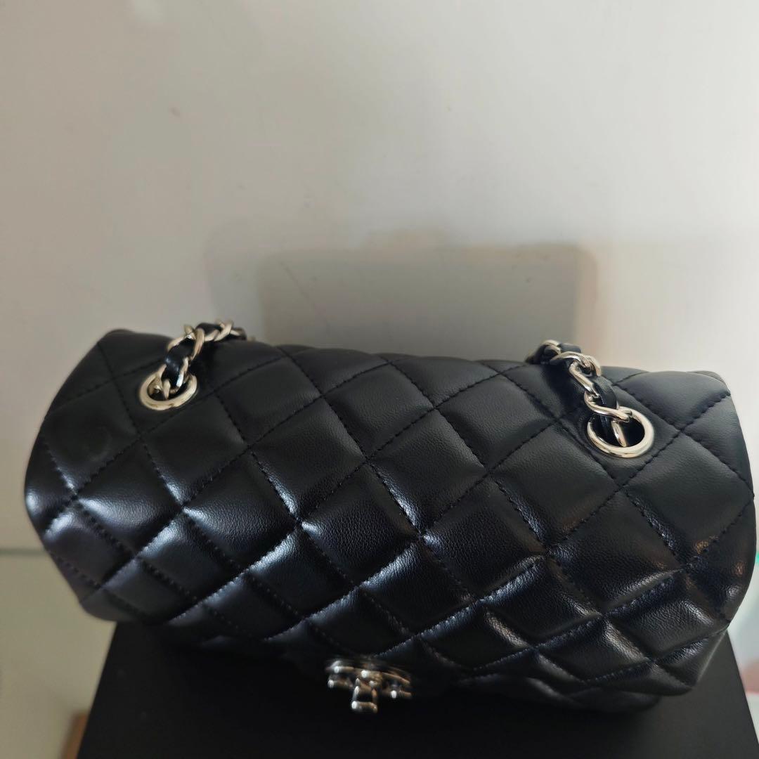 キルティングデザインのブラックショルダーバッグ、チェーンストラップ付き