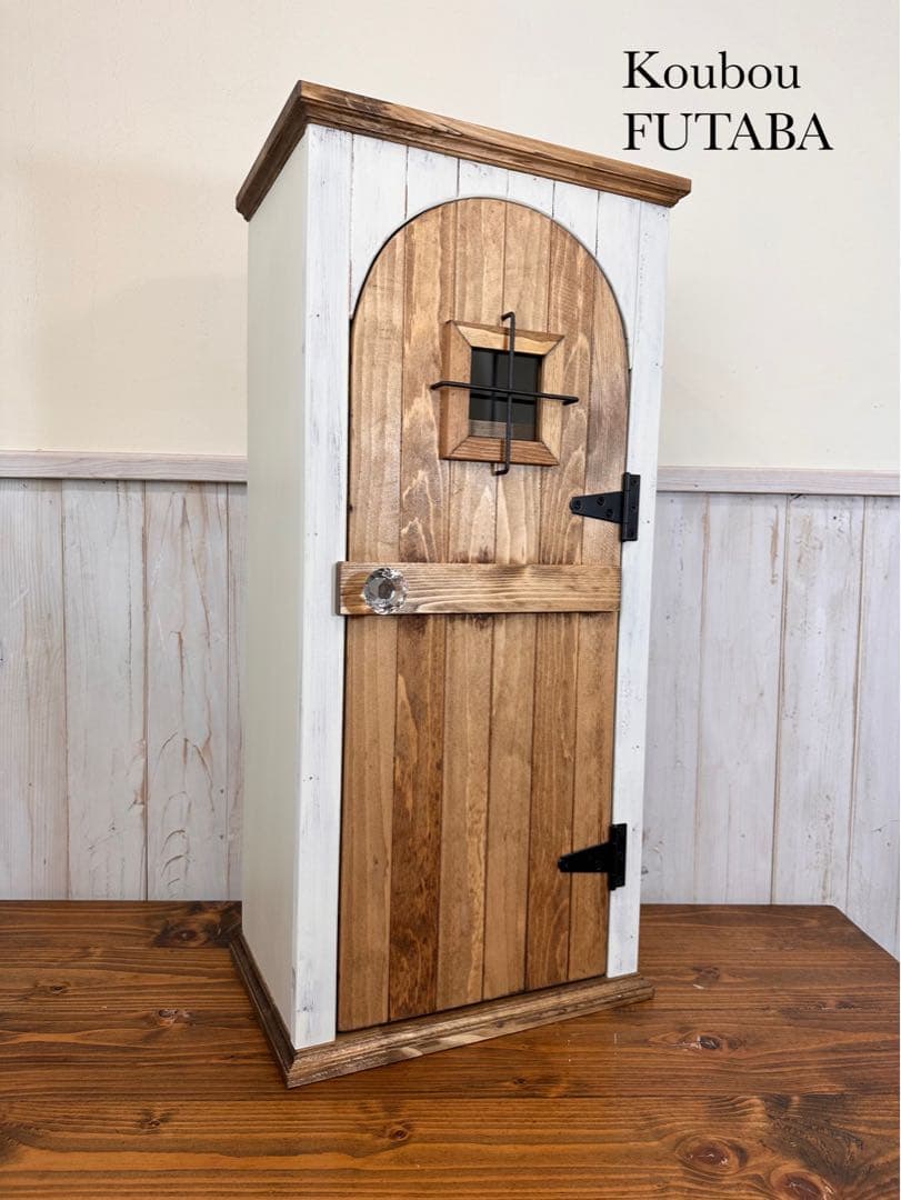 【1点のみ】アンティークな扉のようなキャビネット　キズありのためお値下げ