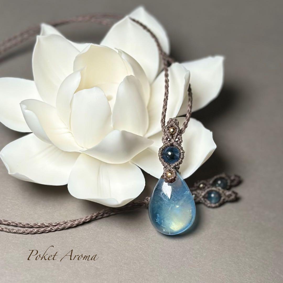 『天海』オーロラシラー入りアクアマリンとブラックアクアマリンのマクラメネックレス