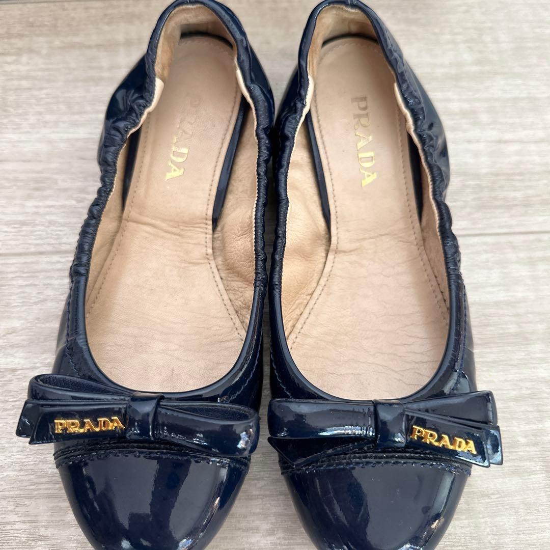 プラダバレエ型フラットシューズ リボン付き・パテント仕様