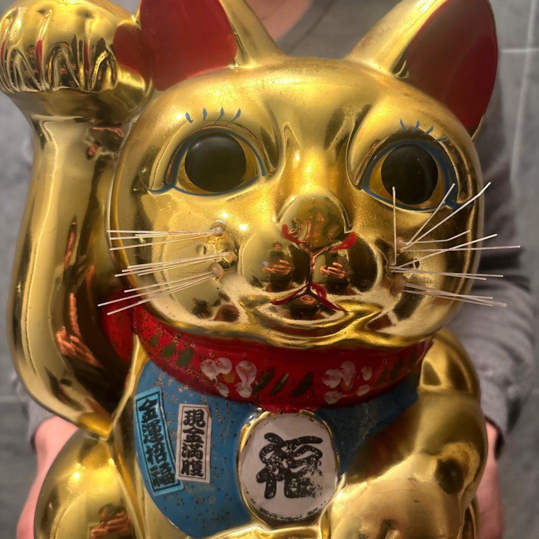 セブンスター様　ヴィンテージ手描きの瞳やまつ毛,前掛けが美しく黄金に輝く招き猫