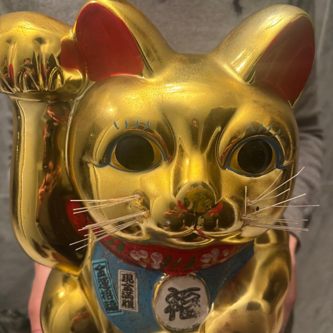 セブンスター様　ヴィンテージ手描きの瞳やまつ毛,前掛けが美しく黄金に輝く招き猫