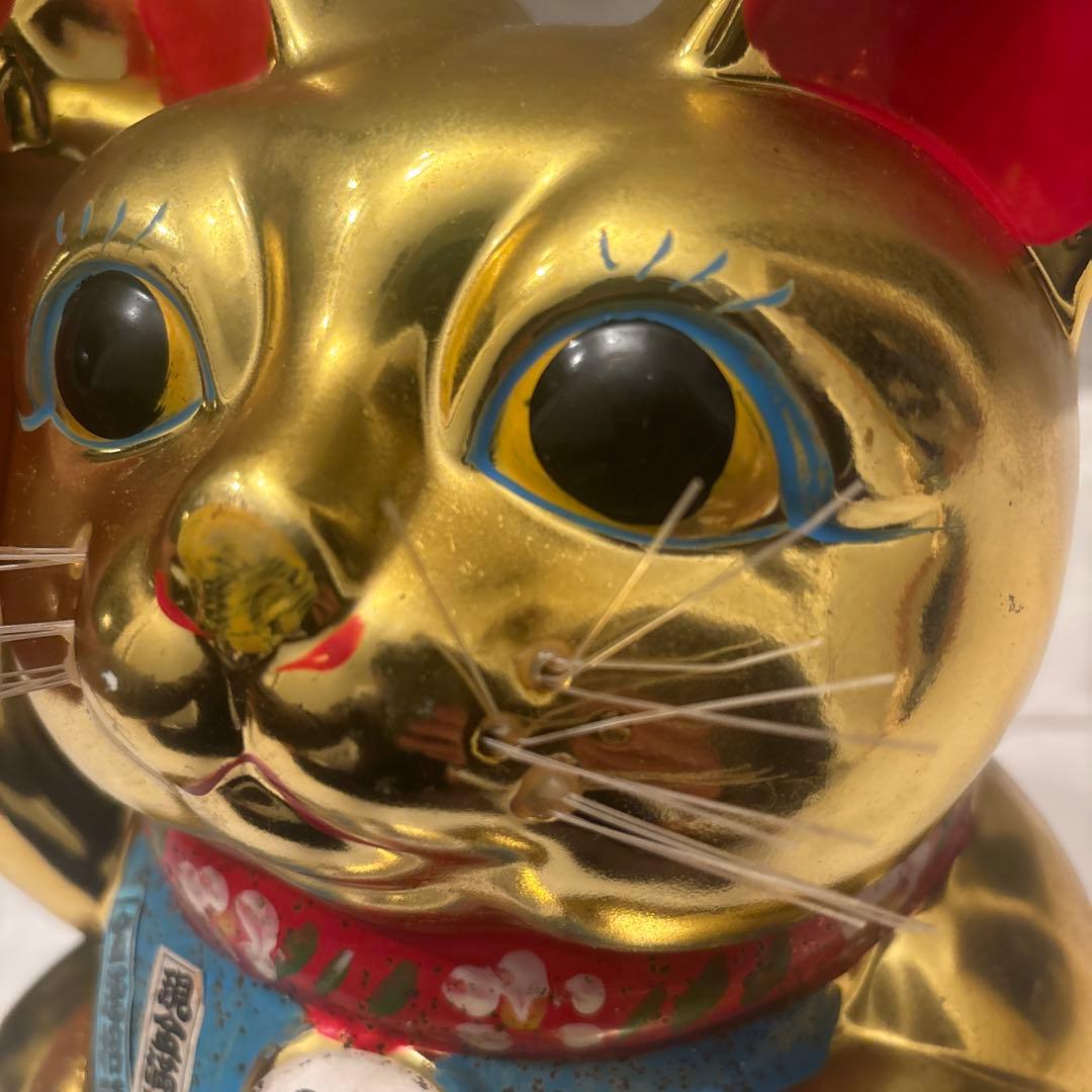 セブンスター様　ヴィンテージ手描きの瞳やまつ毛,前掛けが美しく黄金に輝く招き猫