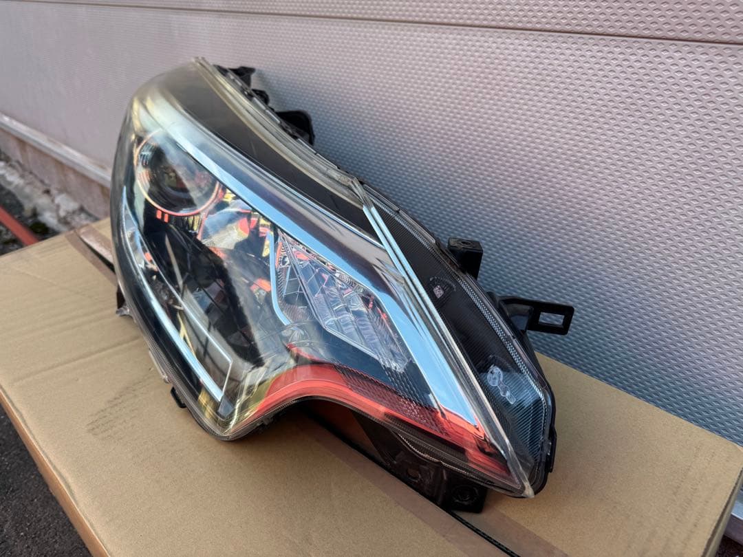 チラチラ様☆H30年3月式日産　E12 ノート　中古　右ヘッドランプハウジング☆