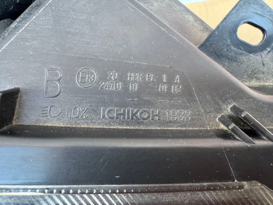 チラチラ様☆H30年3月式日産　E12 ノート　中古　右ヘッドランプハウジング☆