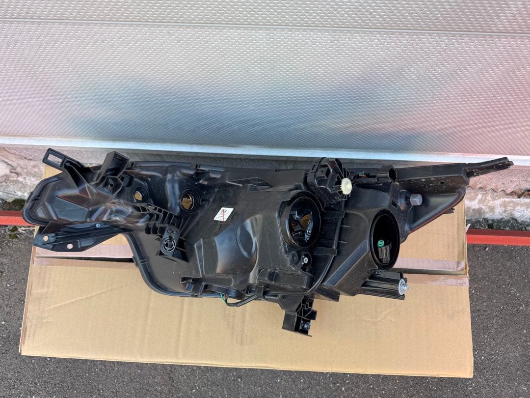 チラチラ様☆H30年3月式日産　E12 ノート　中古　右ヘッドランプハウジング☆