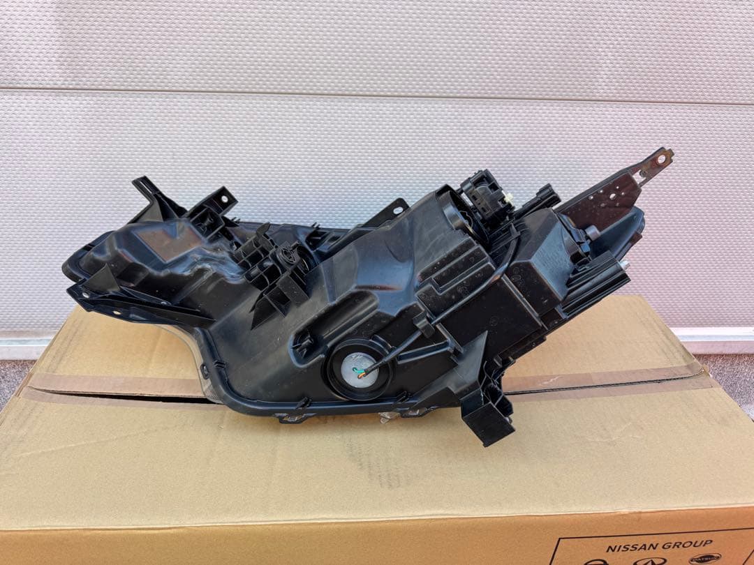 チラチラ様☆H30年3月式日産　E12 ノート　中古　右ヘッドランプハウジング☆