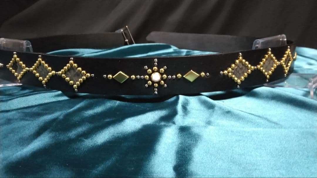 栃木レザー　ダイヤ柄インレイスタッズベルト　ブラック