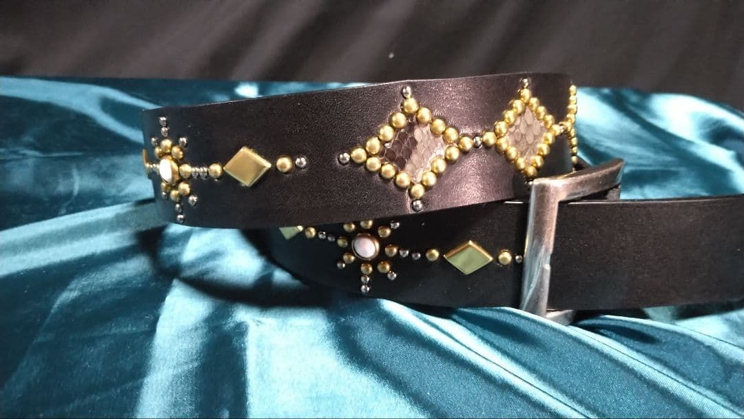 栃木レザー　ダイヤ柄インレイスタッズベルト　ブラック