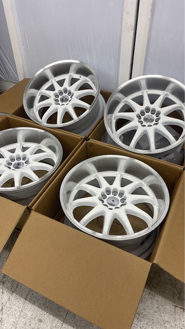 18インチ ホワイト スポークデザイン ホイール 4本セット　新品