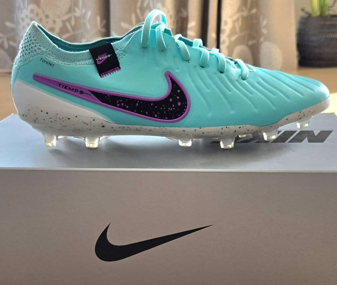 サッカースパイク　ナイキ　ティエンポ