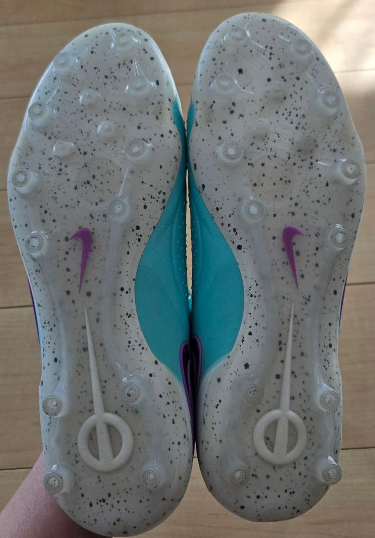 サッカースパイク　ナイキ　ティエンポ