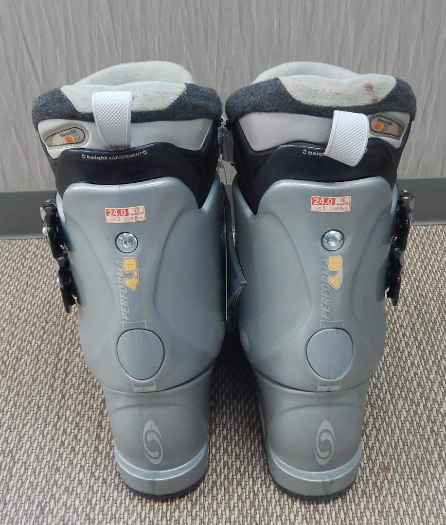 未使用 SALOMON レディーススキーブーツ PERFORMA4.0 24cm