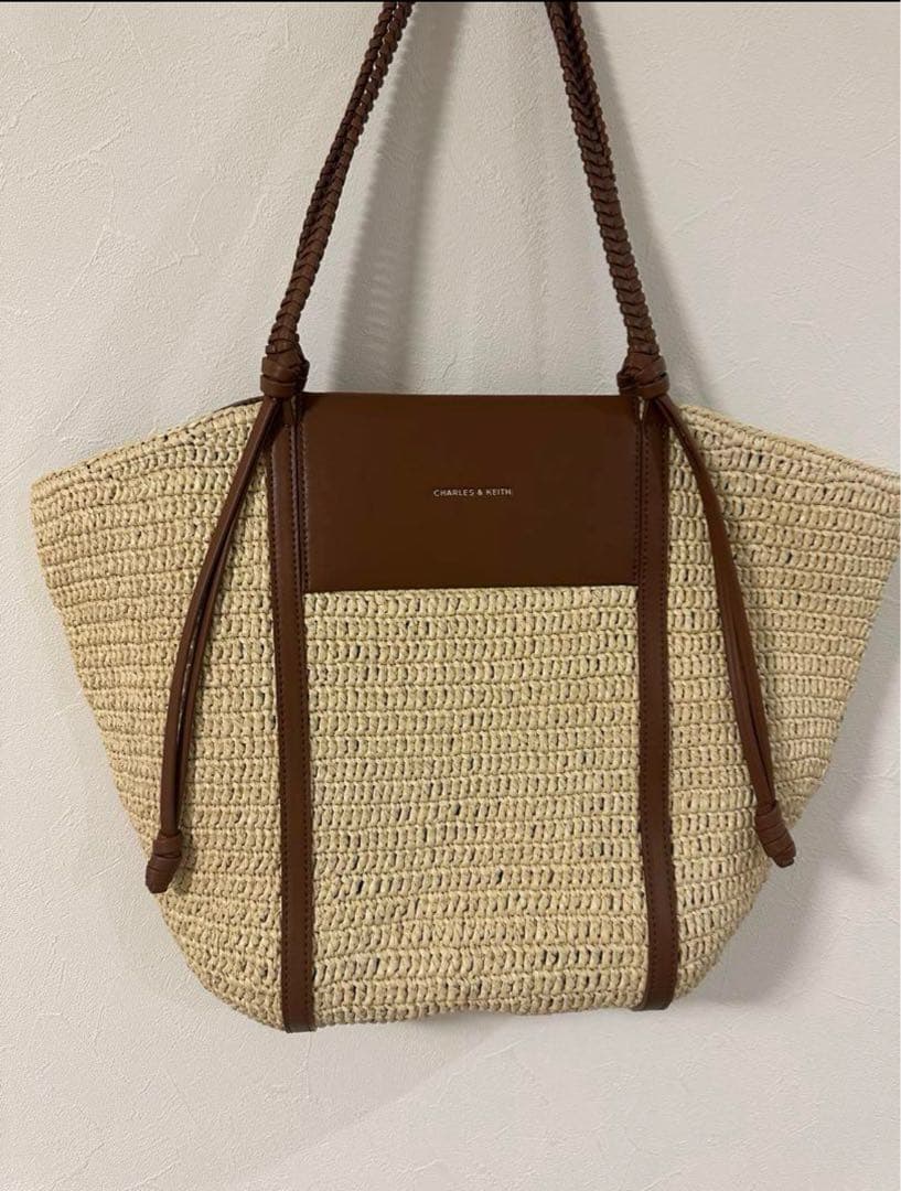 【美品✨】チャールズアンドキース　シャリア ラフィアウーブントートバッグ