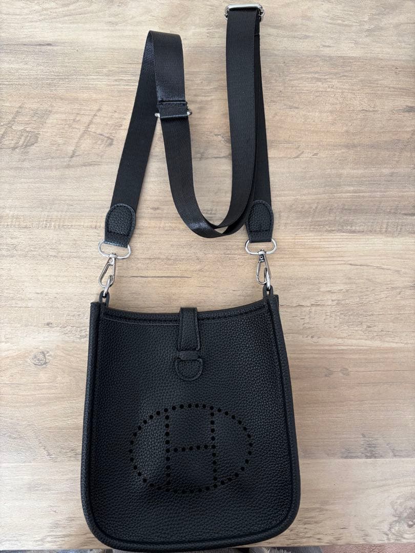 黒 レザー ショルダーバッグ Hロゴ　Hマーク　のん