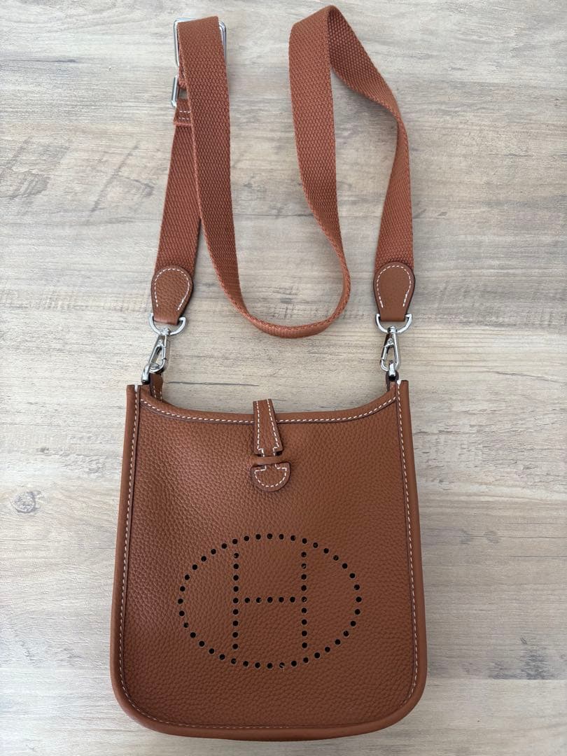 黒 レザー ショルダーバッグ Hロゴ　Hマーク　のん