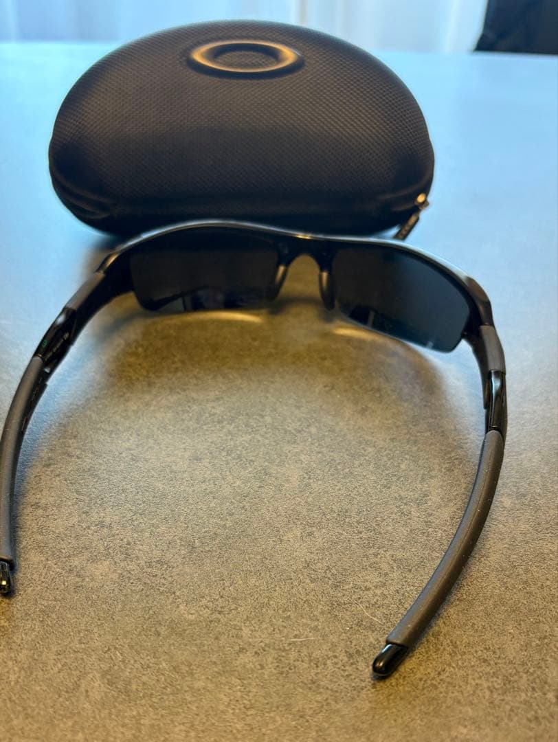 新品同様　Oakley ブラック サングラス ケース付き