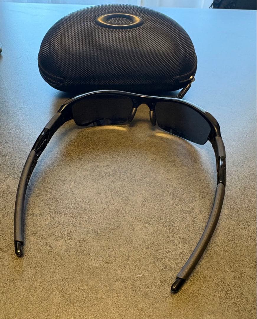 新品同様　Oakley ブラック サングラス ケース付き