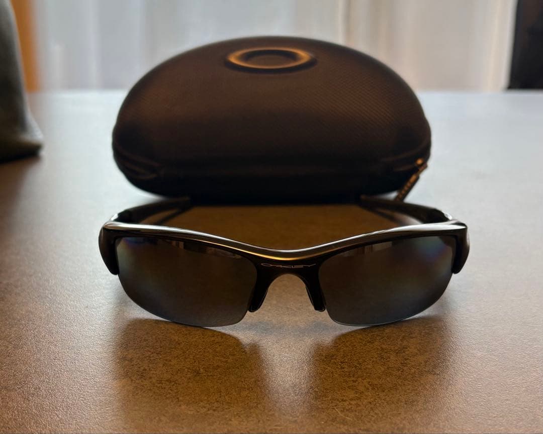 新品同様　Oakley ブラック サングラス ケース付き