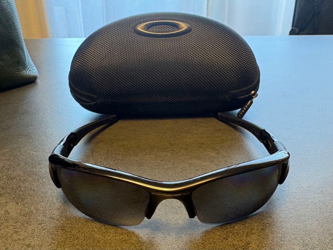 新品同様　Oakley ブラック サングラス ケース付き