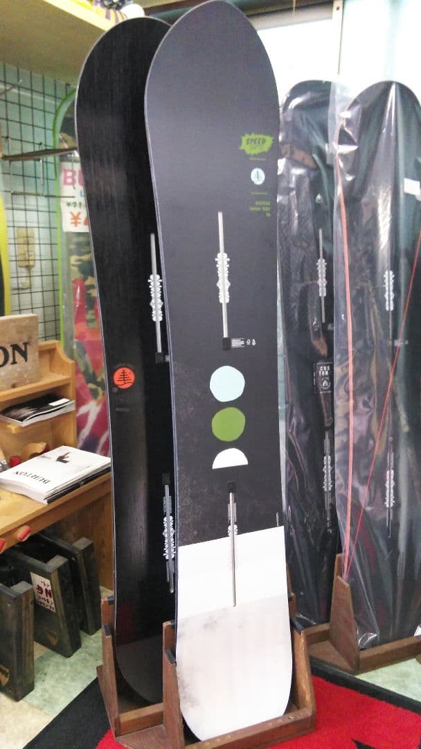 スノーボードスタンドラック、2本用、右側用　カラーウォルナット　ハンドメイド