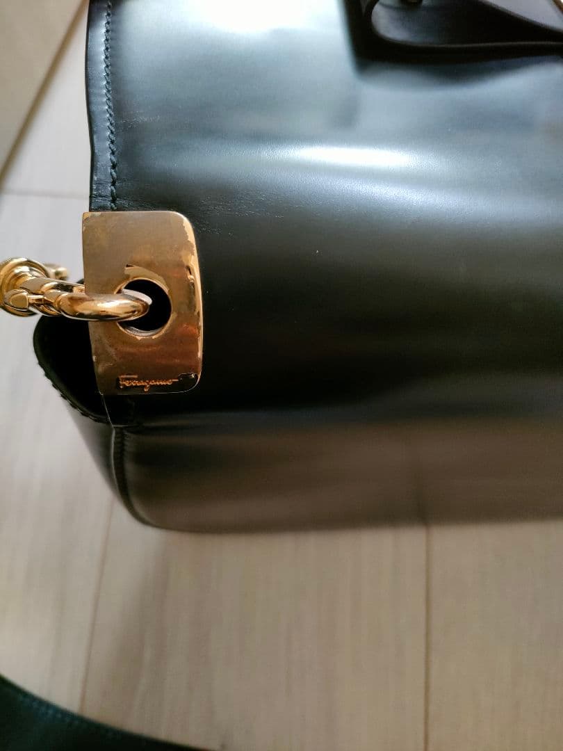 フェラガモ　ヴァラ　アンナ　ショルダーバッグ