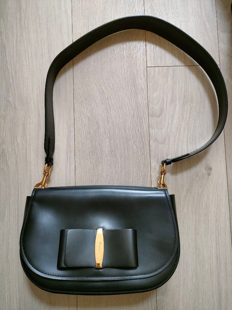 フェラガモ　ヴァラ　アンナ　ショルダーバッグ