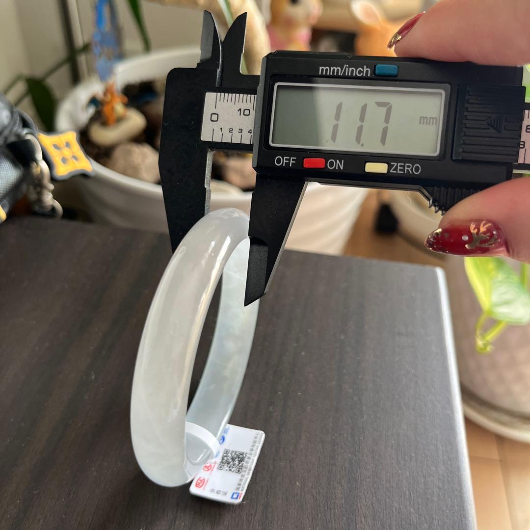 氷白色翡翠バングル