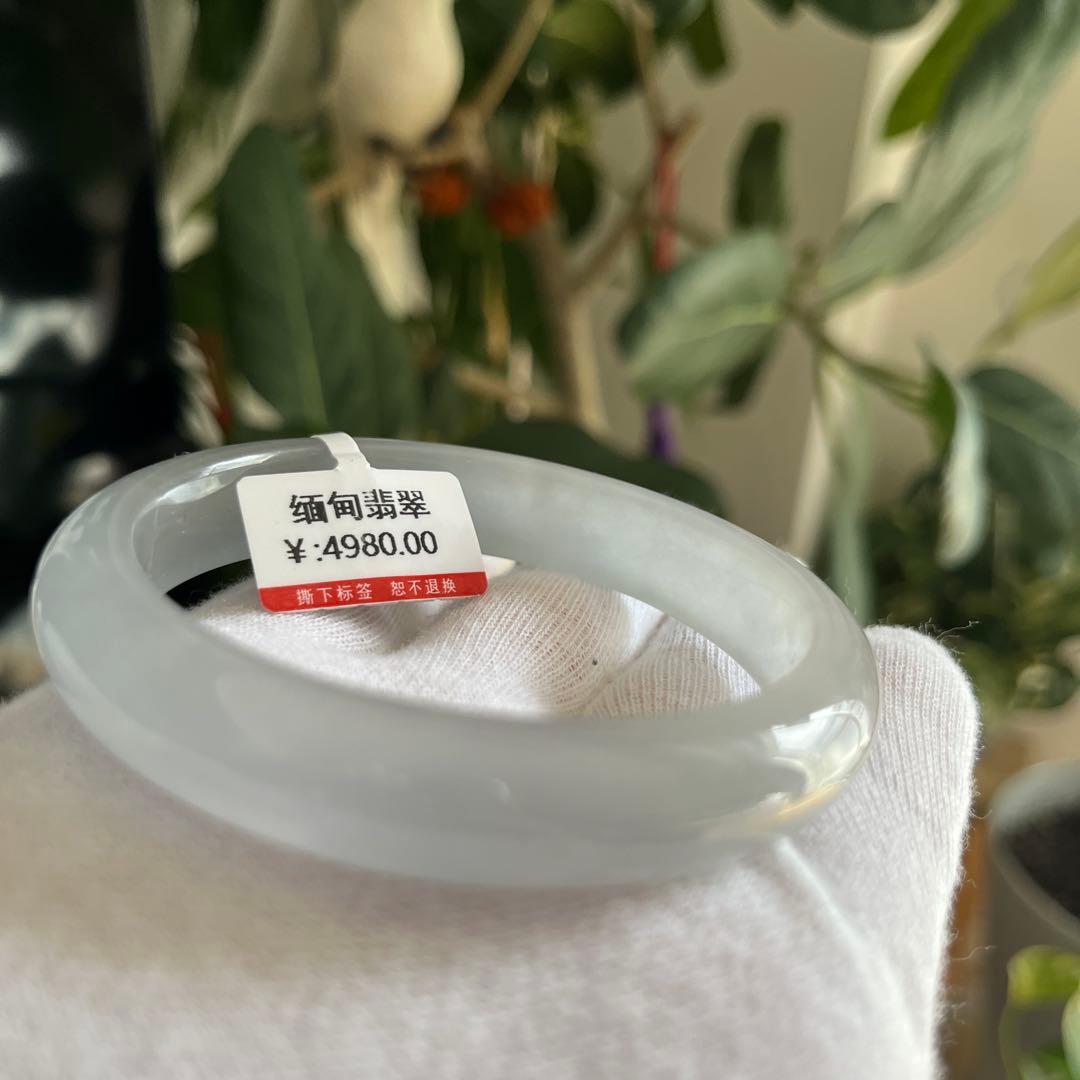 氷白色翡翠バングル