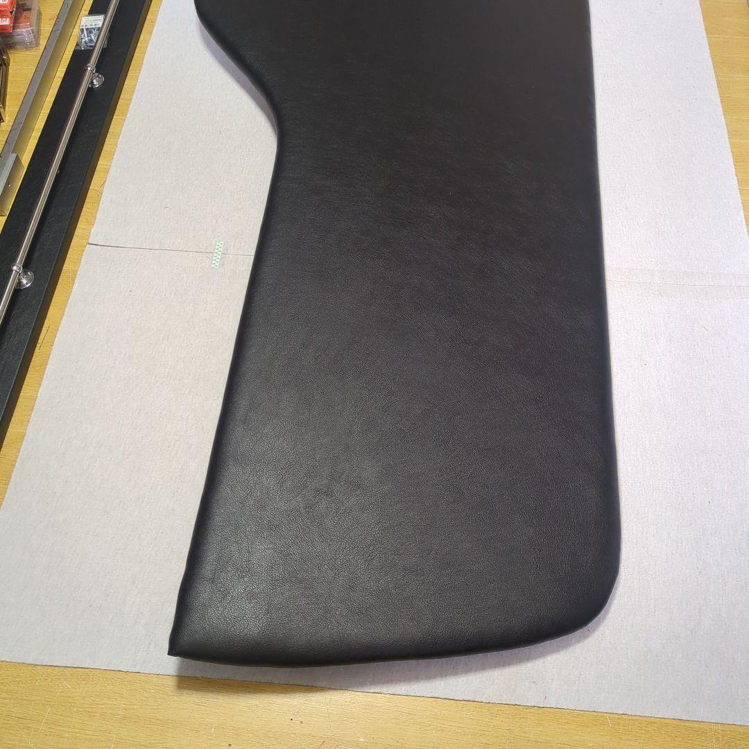 【やっちゃん】ロールーフ棚&ハンガー掛け（後窓上）【ブラックレザー】