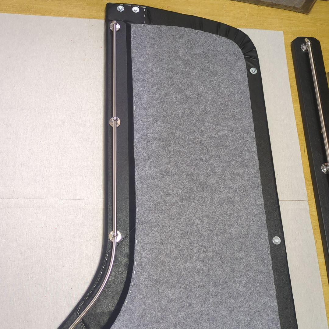 【やっちゃん】ロールーフ棚&ハンガー掛け（後窓上）【ブラックレザー】