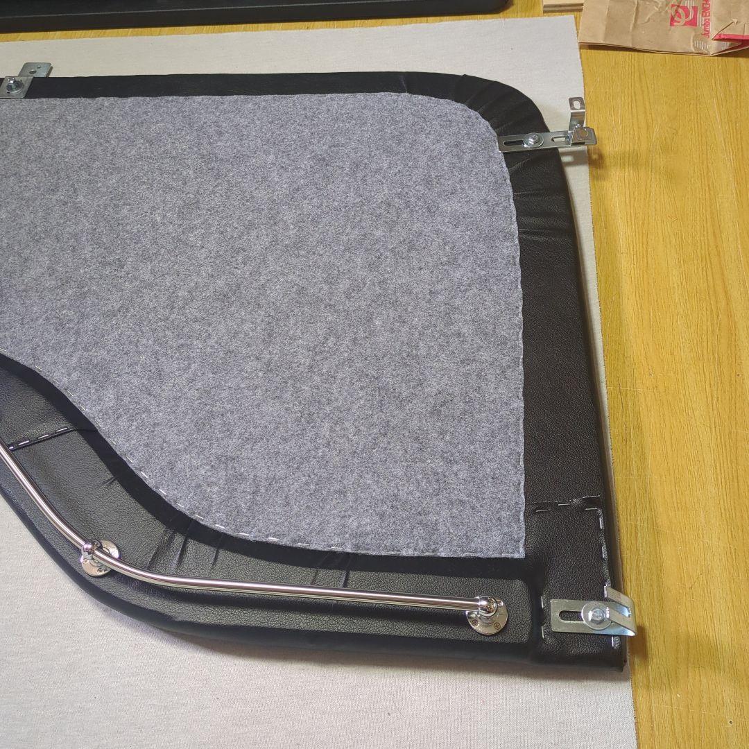 【やっちゃん】ロールーフ棚&ハンガー掛け（後窓上）【ブラックレザー】