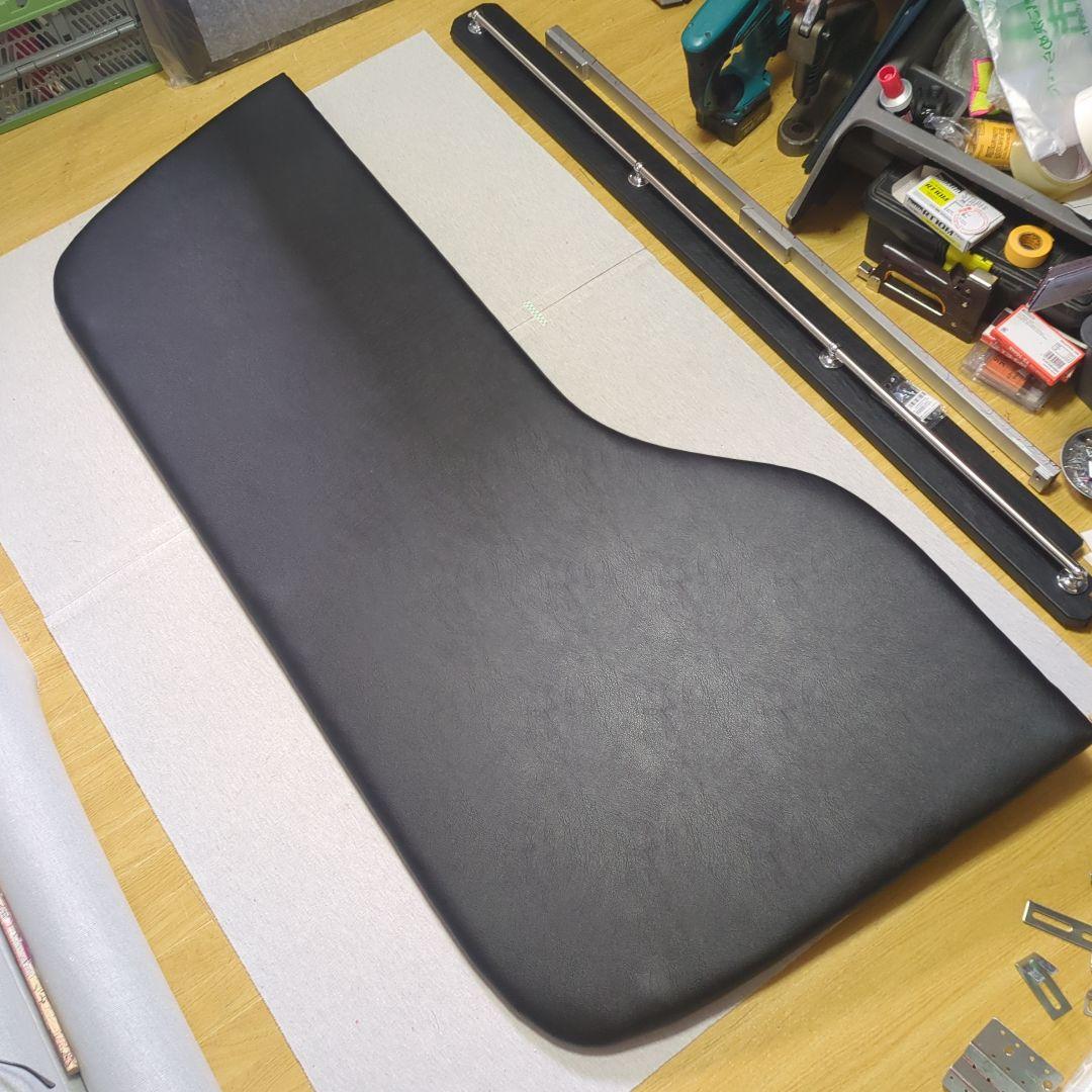 【やっちゃん】ロールーフ棚&ハンガー掛け（後窓上）【ブラックレザー】