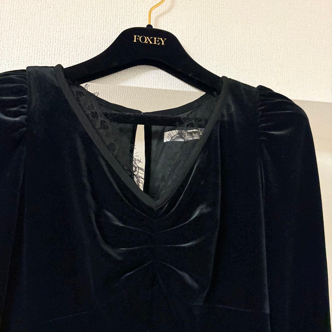 ワンピース Herlipto Lux Velour Lace Midi Dress